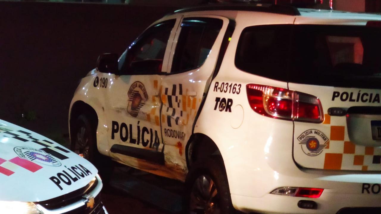 Foto 11 de 15 — Viatura da PM e Caminhonete batem violentamente no Jardim Brasil